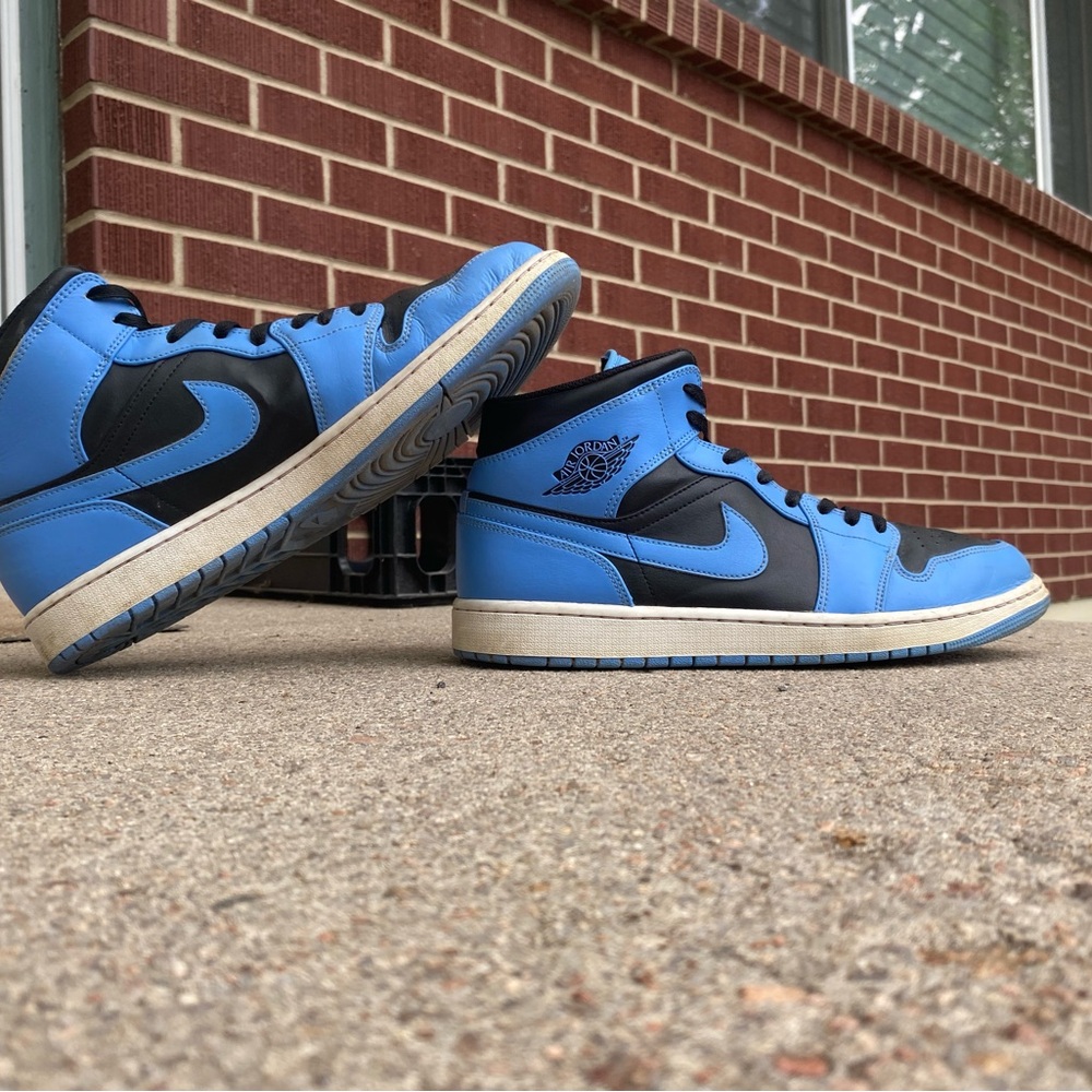 Air Jordan 1 Mid University Blue
Black